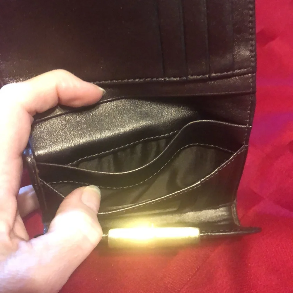 PreOwned - Coach Wallet - snaps and zipper work -7 credit cards slots-5 pockets - Picture 10 of 16